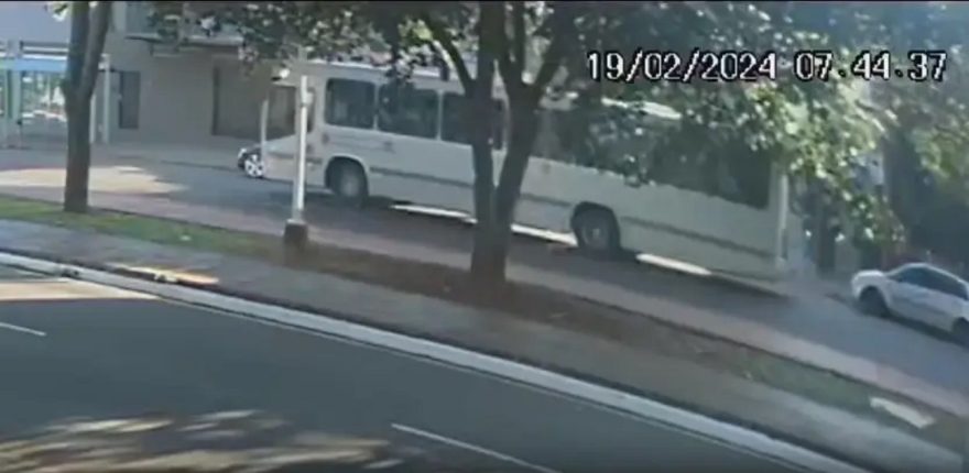 Câmeras de segurança registram Batida seguida de capotamento em Maringá 