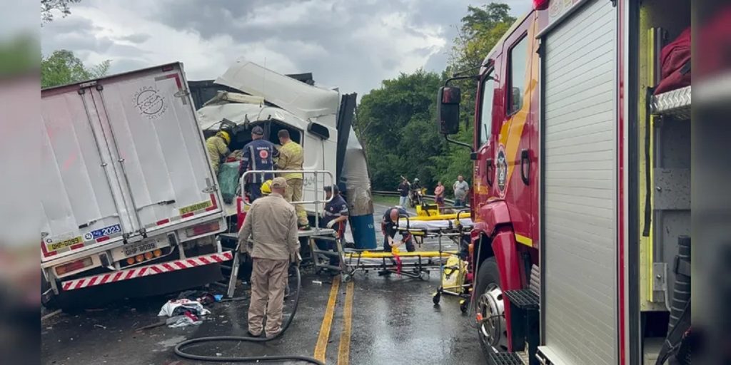 Caminhões colidem na PR-151 e vítimas ficam presas às ferragens