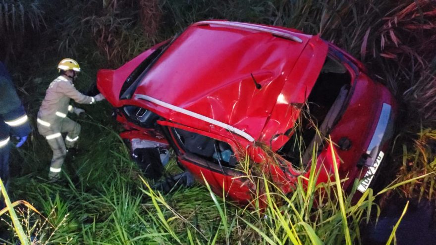 Carro despenca no barranco após colidir com carreta na BR-369