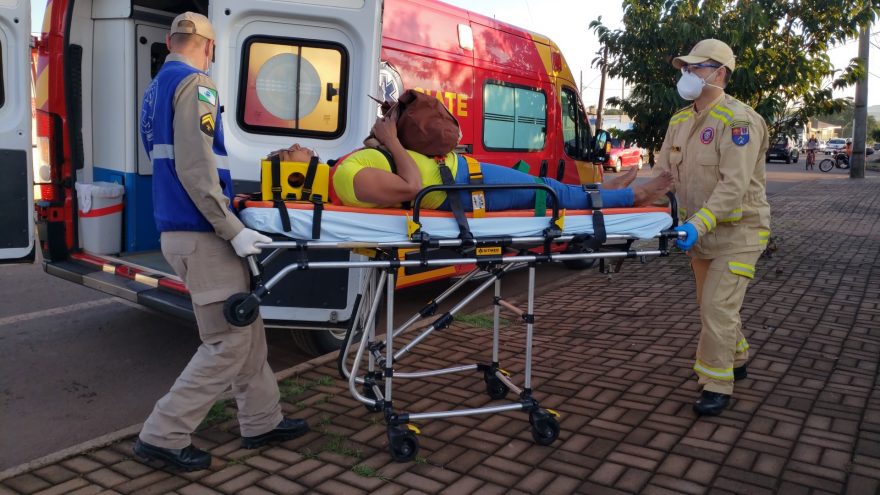 Ao sair para o trabalho, mulher sofre queda no piso molhado e tem suspeita de fratura na perna