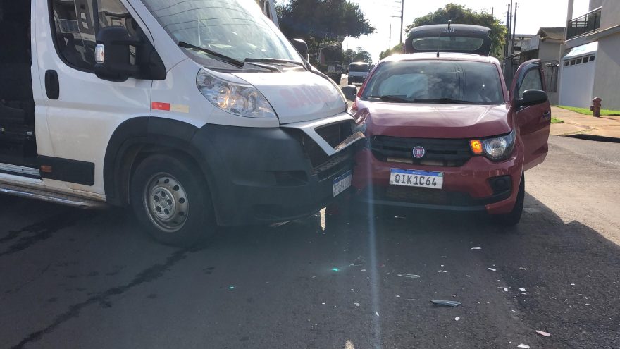 Van da saúde e Fiat Mobi se envolvem em colisão no Coqueiral