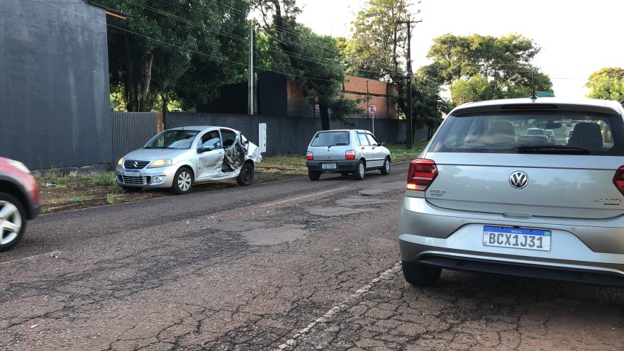 Lateral de Citroën C3 fica destruída após colisão com Polo no Bairro Alto Alegre