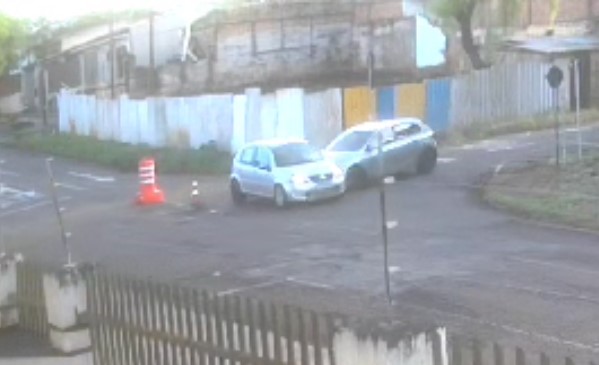 Vídeo: Após forte colisão, C3 roda na pista sobe na calçada e tem grandes danos