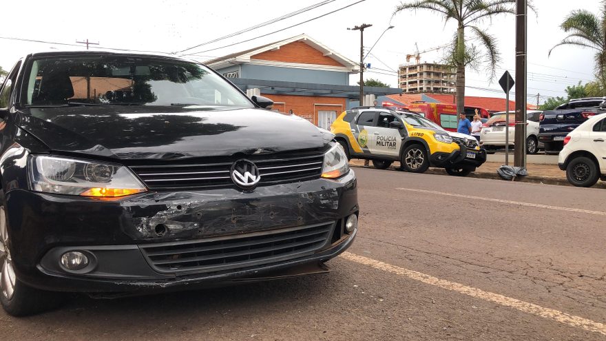 Jetta e Fiesta se envolvem em colisão no cruzamento das Ruas Salgado Filho com Curitiba