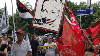 Manifestação no Rio pede liberdade para Julian Assange