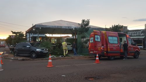 Carro invade comércio e atinge mulher em forte batida na Rua Potiguaras, no Bairro Santo Onofre