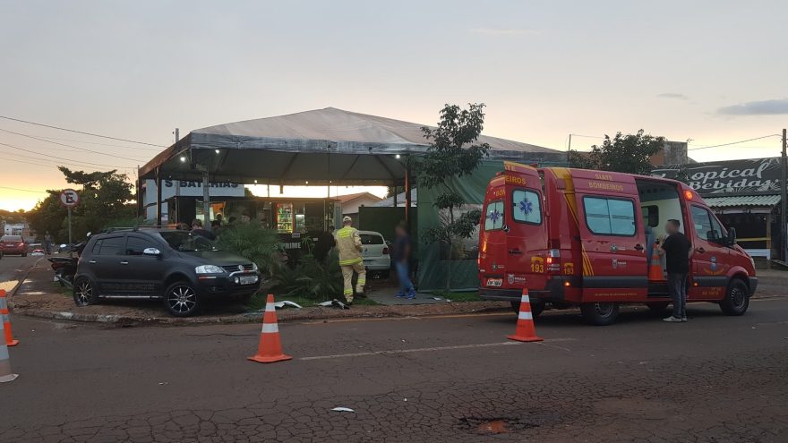 Carro invade comércio e atinge mulher em forte batida na Rua Potiguaras, no Bairro Santo Onofre
