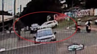 Câmera mostra forte batida que terminou com carro invadindo lanchonete no Santo Onofre