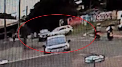 Câmera mostra forte batida que terminou com carro invadindo lanchonete no Santo Onofre