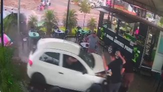 Impressionante: câmera mostra o momento em que carro invade lanchonete no Santo Onofre