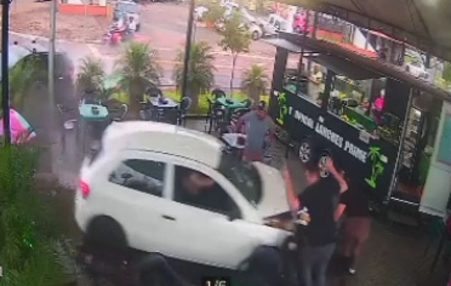 Impressionante: câmera mostra o momento em que carro invade lanchonete no Santo Onofre