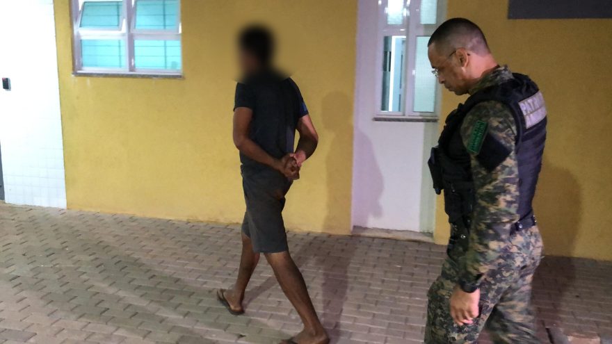 Homem é preso após comprar em bar com cartão furtado