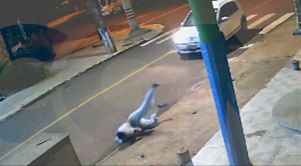 Câmera mostra adolescente sendo atropelado por carro no Bairro Santa Felicidade