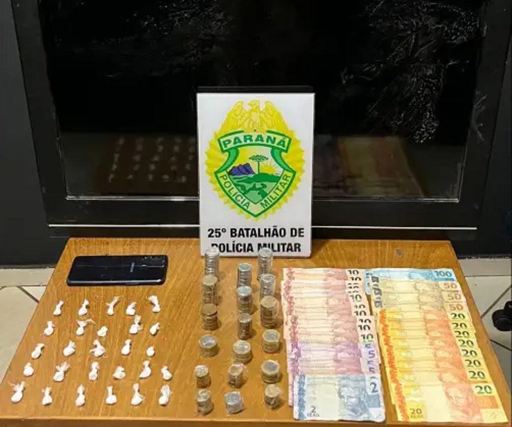 Polícia Militar prende jovem com 27 buchas de cocaína em residência no Parque Irani, em Umuarama