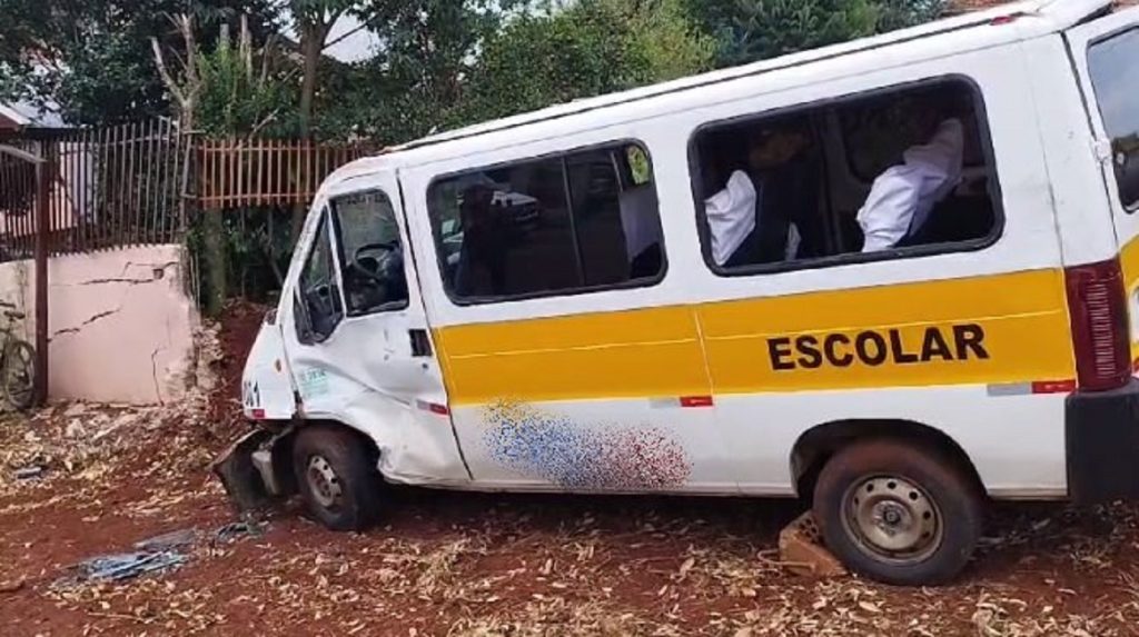 Oito crianças ficam feridas em acidente com van escolar em Pato Branco