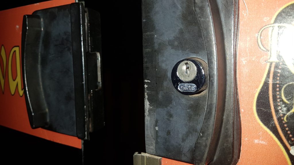 Restaurante é alvo de arrombadores durante a madrugada no bairro Neva