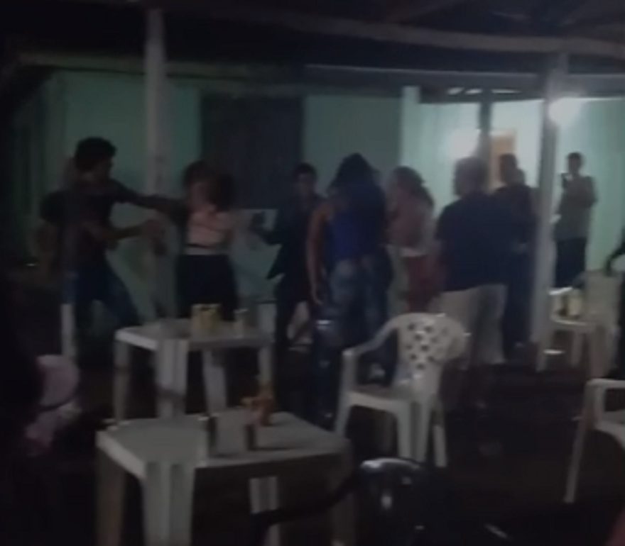 A música não pode parar! Vídeo mostra pancadaria em bailão