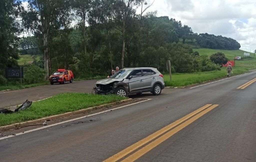 Acidente envolve carro e caminhão na PR-483, em Francisco Beltrão