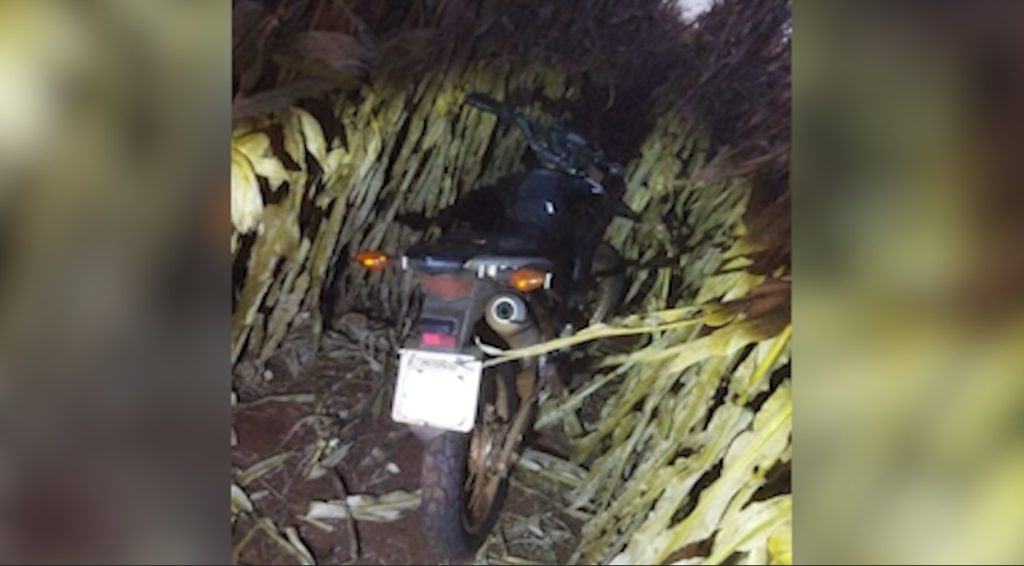 Honda Bros furtada em dezembro de 2023 é localizada pela PM em área rural na PR-486