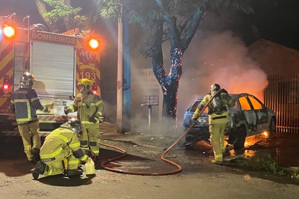 Fogo criminoso destrói veículo em frente a residência em Umuarama