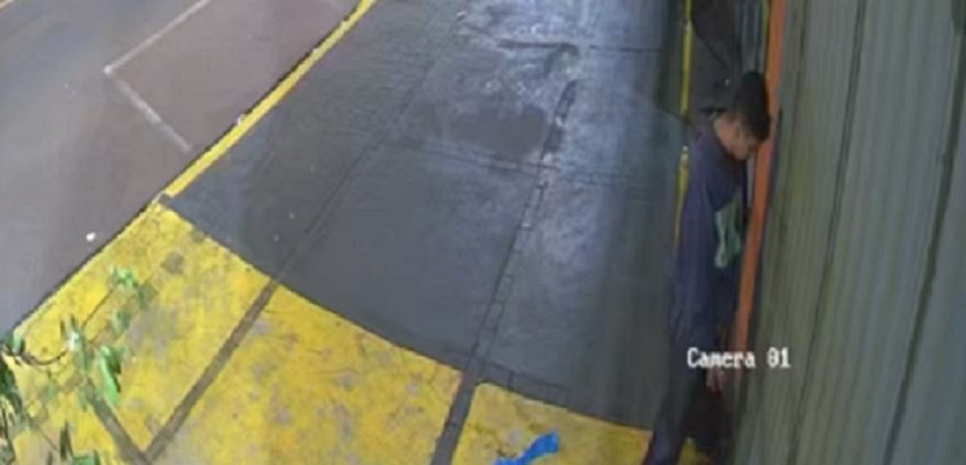 ‘Mijão’ é flagrado urinando em muro de estabelecimento comercial no São Cristóvão