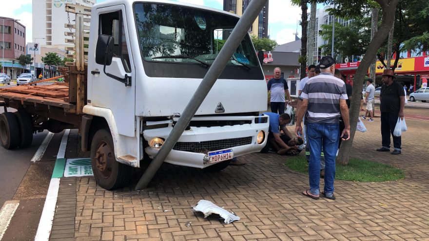 Motorista passa mal, bate contra carros estacionados, derruba placa e precisa ser socorrido