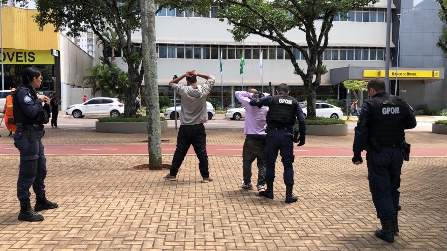 Durante atendimento a ocorrência de acidente, GM aciona ‘faro investigativo’ e localiza homens fumando maconha
