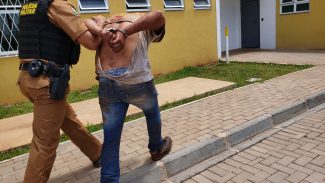 Esfolado, assaltante que foi preso em área de mato, após perseguição, é encaminhado à Delegacia