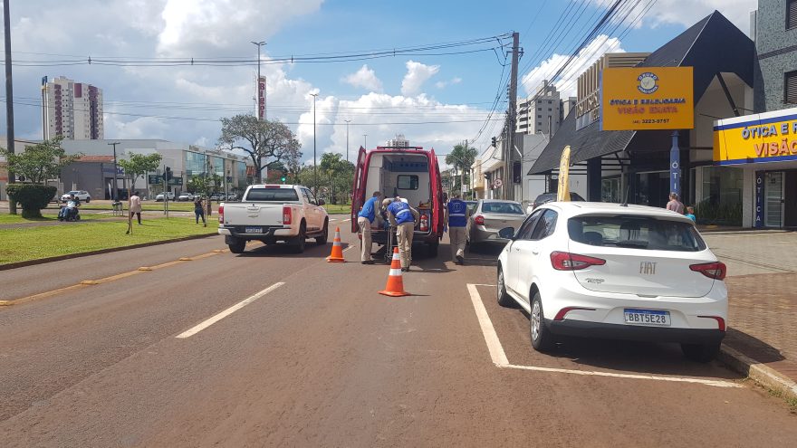 Ao atravessar a rua, idoso tropeça e cai na Avenida Tancredo Neves