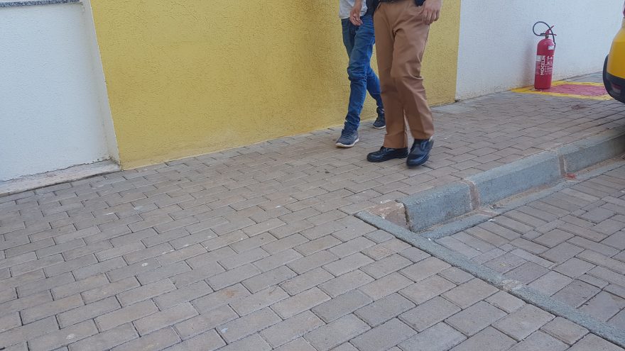 Homem é preso após adulterar placa de Fiat Uno com fita isolante