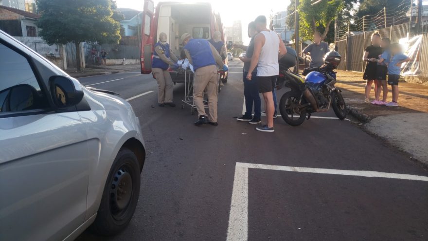 Motociclista fica ferido em acidente envolvendo três veículos na Rua Presidente Kennedy, no Centro