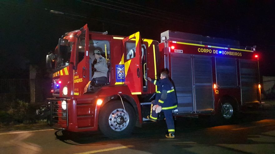 Bombeiros combatem incêndio em lote baldio no Maria Luiza