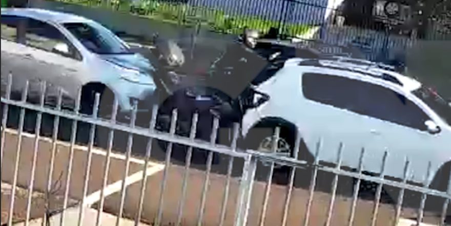 Câmera registra momento em que motociclista é prensado entre veículos em acidente