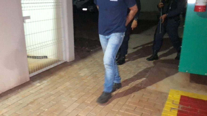 Familiares de vítima enfrentam suspeito de estupro em bar e três vão presos
