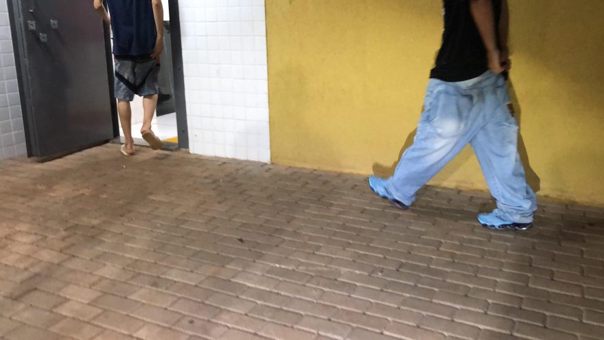 Adolescentes são acusados de furto de celular em conveniência no Centro
