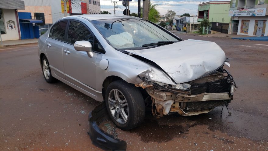 Mulher fica ferida em colisão entre Gol e Civic no Coqueiral