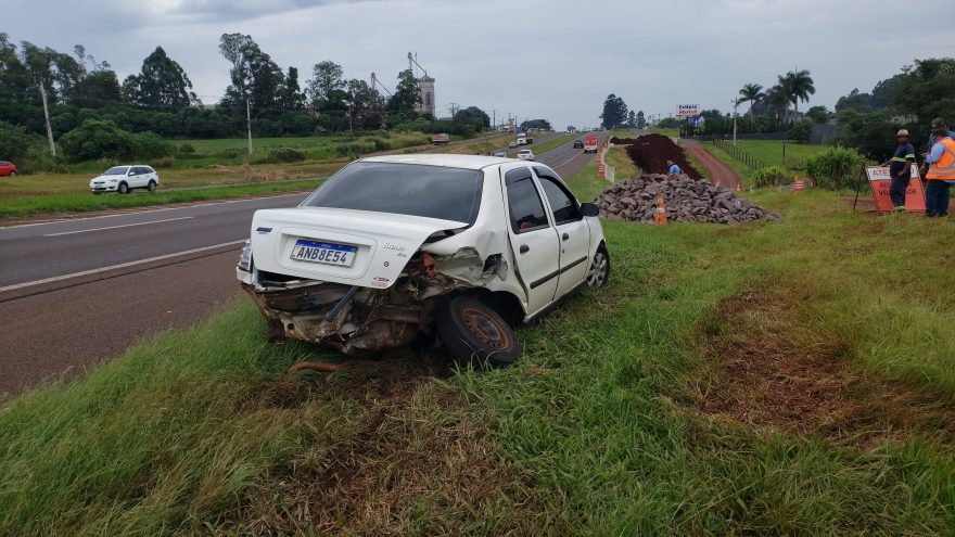 Contorno irregular provoca forte colisão na rodovia BR-277, em Cascavel