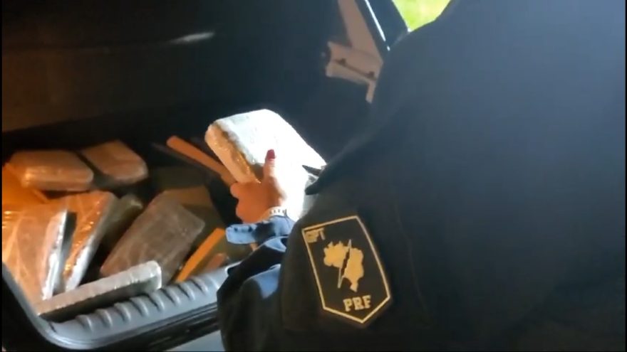 Carro roubado e cheio de maconha é abandonado em fuga na BR-277
