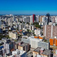 Imagem referente a Proporção de moradores em apartamentos quase dobra no Paraná em 12 anos, aponta IBGE