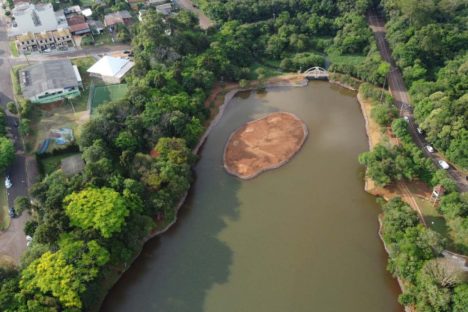 Com desassoreamento, Sanepar entrega revitalização do lago municipal de Cascavel