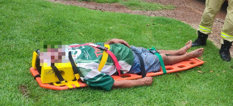 Homem fica com o rosto todo machucado após cair na calçada no Santa Cruz