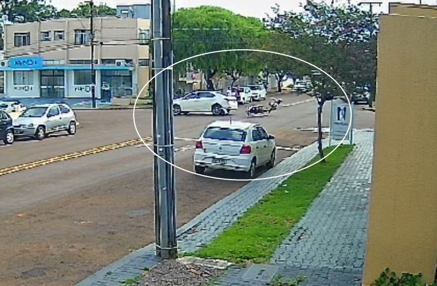 Câmera de segurança registra forte impacto entre Corolla e Honda Biz no Centro