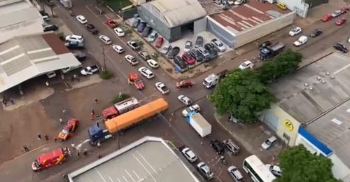 Imagem referente a Imagens aéreas do helicóptero Falcão 12 mostram gravíssimo acidente no Maria Luiza