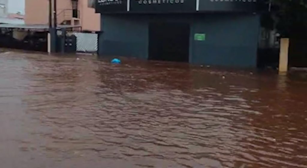 Vídeo mostra trecho da Rua Osvaldo Cruz, no Centro, completamente alagado