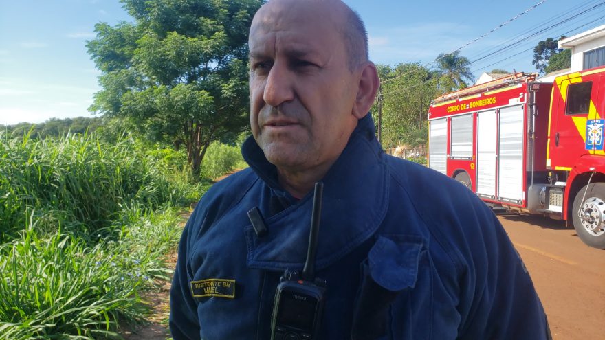 Bombeiros precisaram arrombar a porta de residência; Morador poderia ter morrido se não fosse a ação dos vizinhos