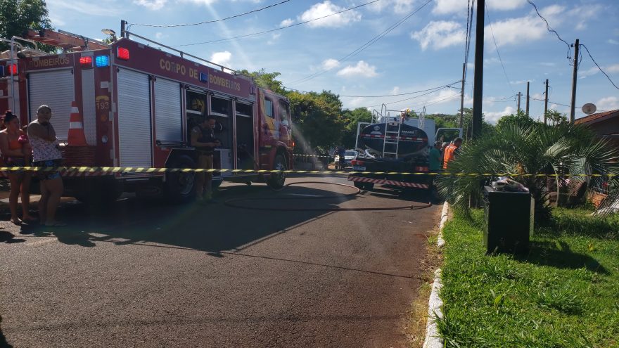 Residência é destruída após incêndio em Santa Tereza do Oeste