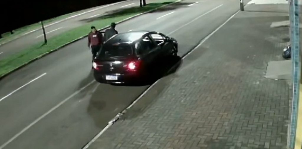 Câmera flagra homem sendo arrastado após furto de veículo na Avenida Piquiri