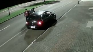 Câmera flagra homem sendo arrastado após furto de veículo na Avenida Piquiri