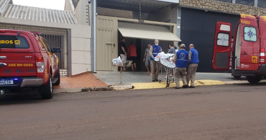 Homem sofre ferimentos graves ao cair de plano elevado na rua Fortaleza