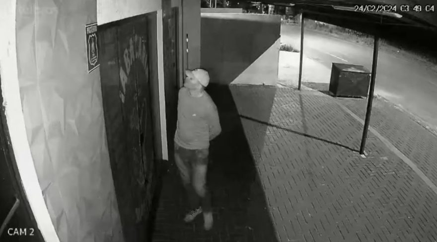 Homem invade estabelecimento comercial e furta cerca de R$ 7 mil em dinheiro, bebidas e cigarros